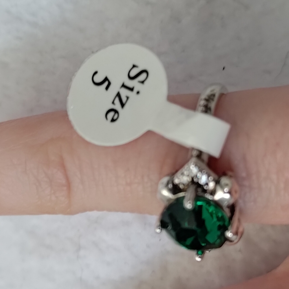 Elegant Silver and Green Gemstone Ring - Picture 2 of 2